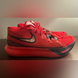 Nike KYRIE Basketball Shoes Size 9.5 Flytrap 6 University Red Black DM1125-600